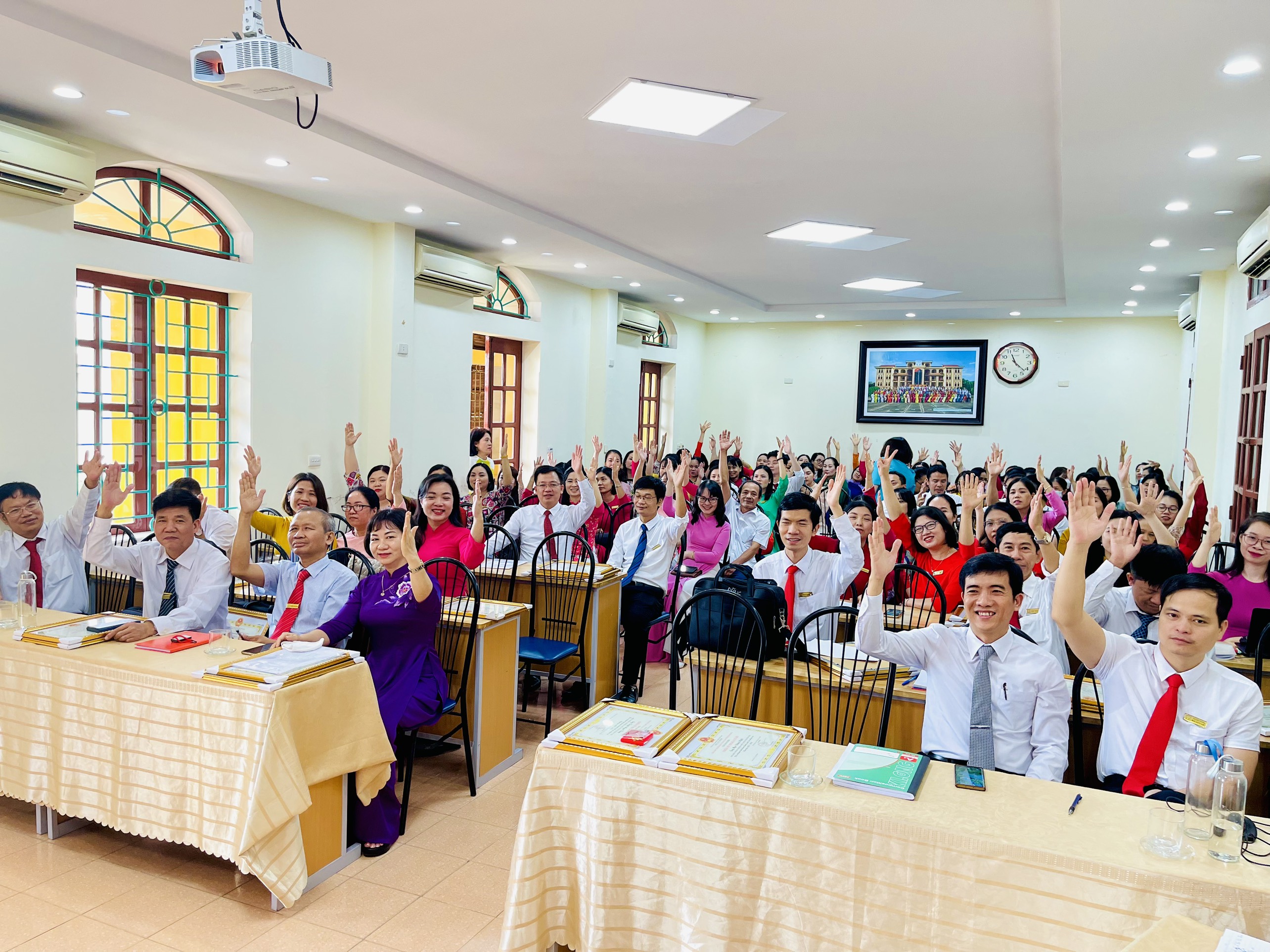 Hội nghị CBVC trường THPT chuyên Nguyễn Trãi năm học 2022-2023
